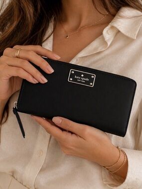 NWOT KATE SPADE NEDRA SAFFIANO LEATHER WALLET / CLUTCH W/ HOT PINK LINING.